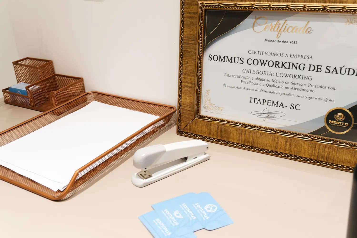 Sala de atendimento confortável, com poltronas, para escuta e conversa