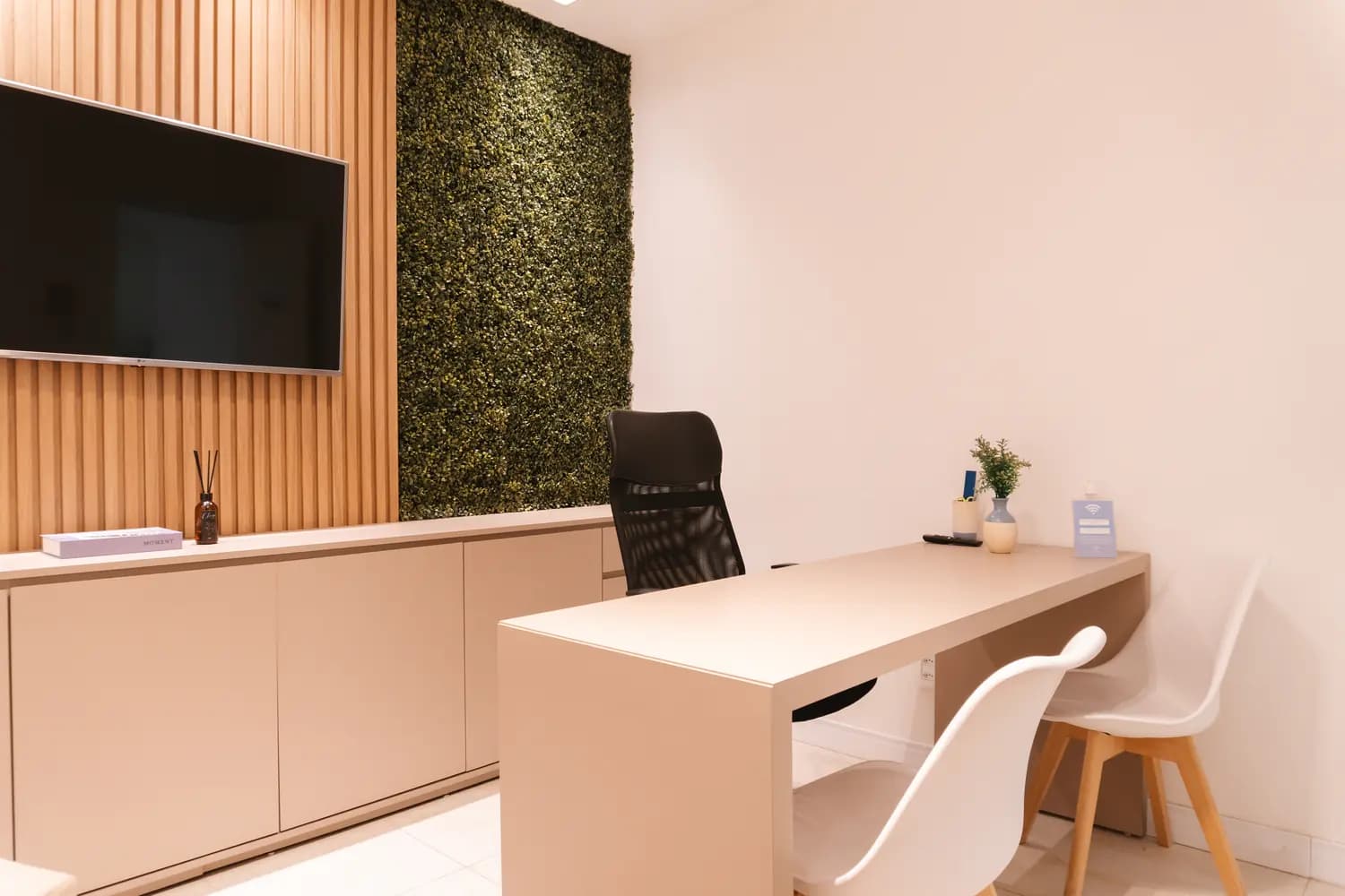Sala Estaleiro com poltronas, divã e ambiente acolhedor para terapias e psicologia